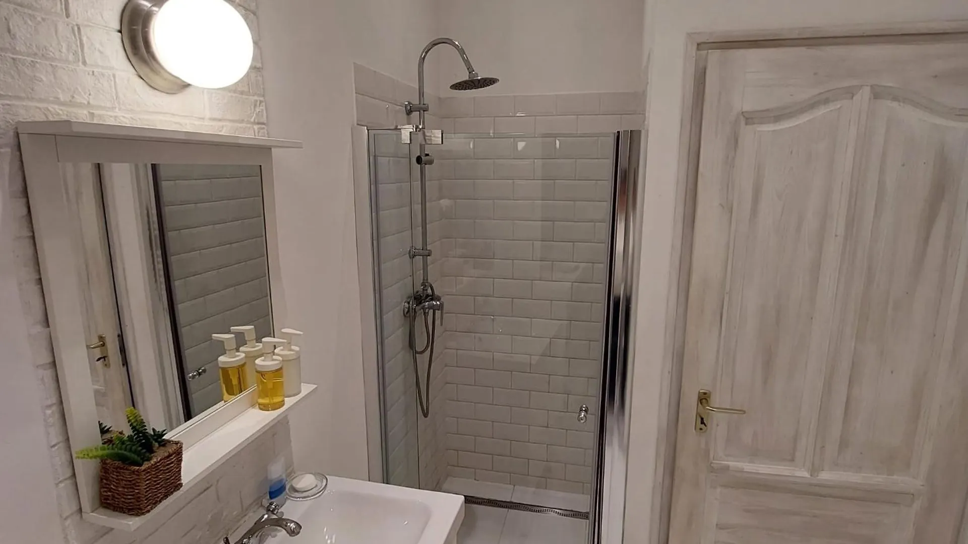 2 Separated Apts In 1 Price! Unique Downtown Views Budapešť